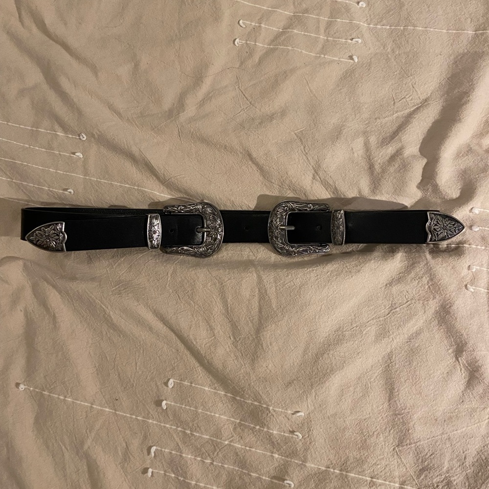 Double buckle silver & black belt.